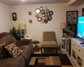 Located Near Notre Dame and other local Colleges. Sleeps 3-4 - South Bend - Living room