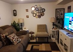 Located Near Notre Dame and other local Colleges. Sleeps 3-4 - South Bend - Sala de estar