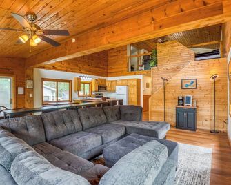 4-bedroom cabin in Beautiful Bemidji with AC, WiFi, Game room, 2 kitchens - Bemidji - Sala de estar