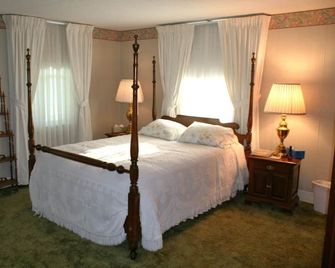 Spacious, Iconic, Central New York Farmhouse. - Newark Valley - Habitación