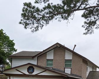 Gorgeous 3 Bdrm 3 Bath Waterfront Home! - Crosby - Edificio