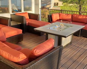 5-Star Lakeside Luxury & Comfort! - Three Rivers - Balkón