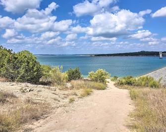 Cozy Canyon Lake Cottage 1 Mi to Guadalupe River! - Canyon Lake - Beach
