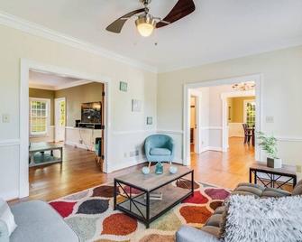 Private Pool Spacious 5br Family-Friendly Home - Conyers - Living room