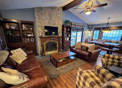 FC17 Stylishly renovated Forest Cottage walk to Bretton Woods ski trails wifi cable ping pong - Carroll - Wohnzimmer