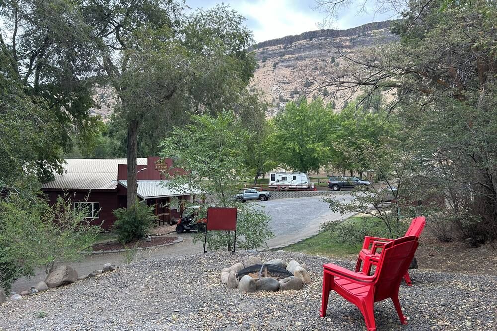 Deschutes River Fly Shop & Camp, River View Cabin Rental - Madras - Terasa