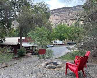 Deschutes River Fly Shop & Camp, River View Cabin Rental - Madras - Patio