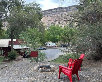 Deschutes River Fly Shop & Camp, River View Cabin Rental - Madras - Terasa