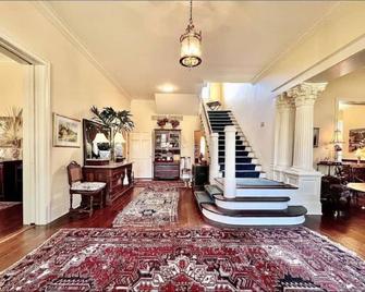 Spacious 3-bedroom estate in charming Indianola with AC, WiFi - Indianola