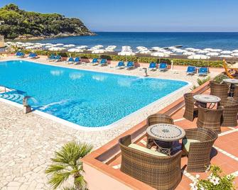 Hotel Del Golfo - פרוצ'ו - בריכה