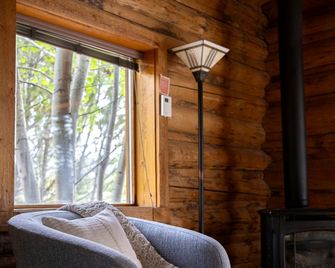 Cozy Mountain Cabin Retreat with Hot Tub, Trails, and Year-Round Outdoor Adventure in Alta, Wyoming - Alta - Obývací pokoj