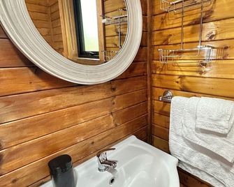 Cosy Portmor Log Cabin- Sea Views, Deck - Malin - Baño