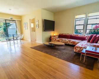 Casa Verde Idyllic 40's Valley Bungalow Lush Garden jacuzzi and Sauna - Los Angeles - Living room