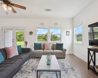 Modern Farmhouse in McDade - McDade - Living room