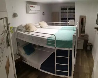 hostal olozaga - Alicante - Habitación