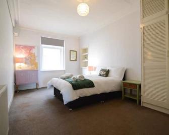 Two Bedroom Flat with Sea Views! - Kirkcaldy - Bedroom