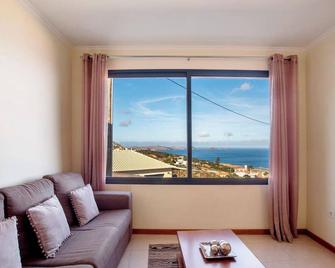 Remarkable 3-Bed House in Machico - Machico - Sala de estar