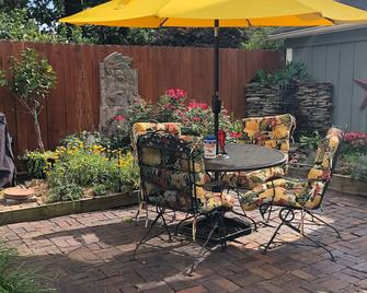 1882 Carriage House In The Heart Of The City! - Little Rock - Patio