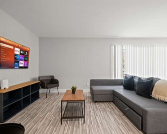 Spacious 2BR 2BA Apartment in the City - Rochester Hills - Living room