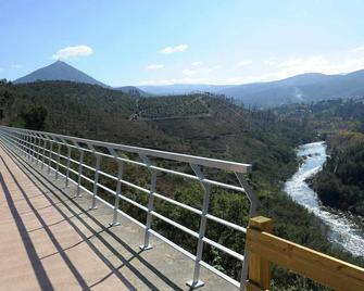 T1 Holiday Home With Barbecue, 1.5 Km From The Public Discovery Pool - Celorico de Basto - Varanda