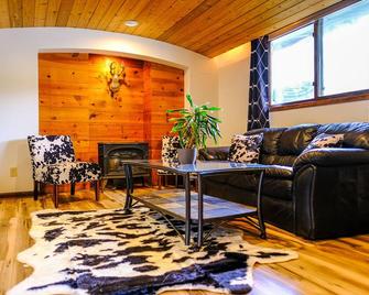 Entire House in Omaha I w EV Charger - Omaha - Living room