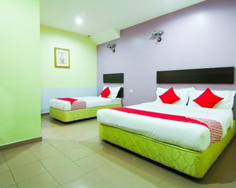 OYO 43962 Ezzy In Hotel - Sitiawan - Спальня