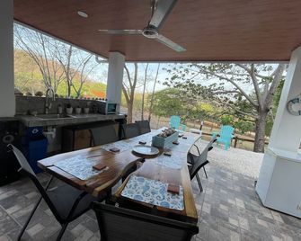 Romantic Contemporary House with Private pool - 5 min from the beach! - Guardia - Balcón