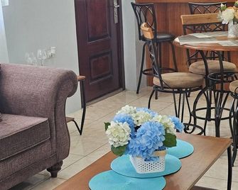 Victoria's Place Unit B, Charming 2-bedroom apartment with AC, WiFi - Carenage