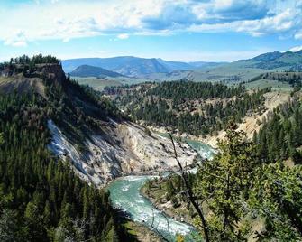 Charming Downtown Cody Cottage (#1) by Roam Cody Yellowstone - Cody - Outdoors view