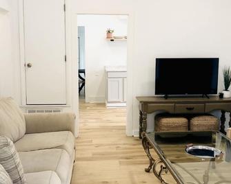 Modern bungalow in the heart of downtown Tahlequah - Tahlequah - Living room