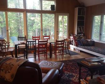 Lakeside Adirondack Getaway: 7 day minimum July and August - Ticonderoga - Living room