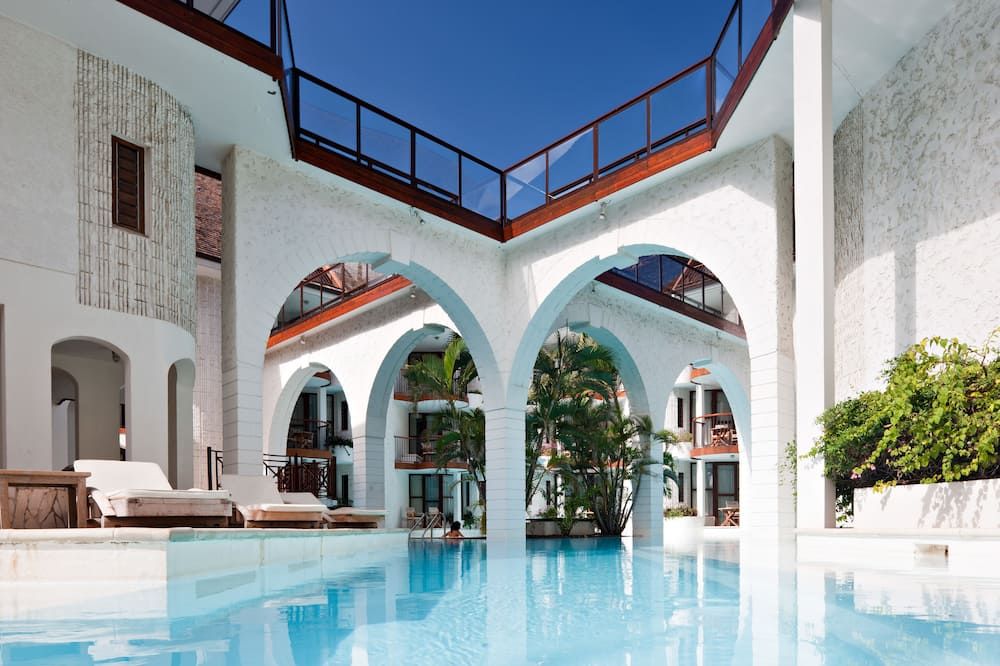 لو سانت أليكسيز - سان بول - حوض السباحة