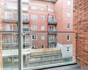 Convenient Central Manchester 2 Bedroom Apartment - Manchester - Balcony