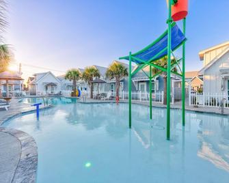 Stylish Comfort Steps from the Beach in Brand-New Complex - Corpus Christi - Pool