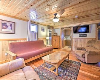 Perfect lakefront cabin for any time of year - Montello - Living room