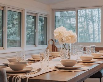 6BR Lakefront Muskoka Sunset Retreat w/ Hot Tub, Dock & Firepit - Windermere - Comedor