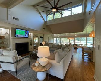Newly Renovated! Cozy 3 Bed 3 Bath on Red Apple Golf Course - Heber Springs - Huiskamer