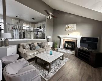 4 Bedroom House 5 minutes from restaurants and shopping - Raymore - Living room