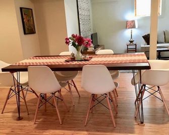 Peaceful yet close to everything & family & walk friendly & Free parking! - Seattle - Dining room