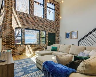 Near Skiing and Hiking Mtn-View Home in Parowan! - Parowan - Huiskamer