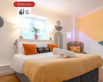 2 Bedroom Apartment By Littlepiggyrentals Short Lets & Serviced Accommodation Stansted Mountfitchet Near Stansted Airport - Stansted - Camera da letto