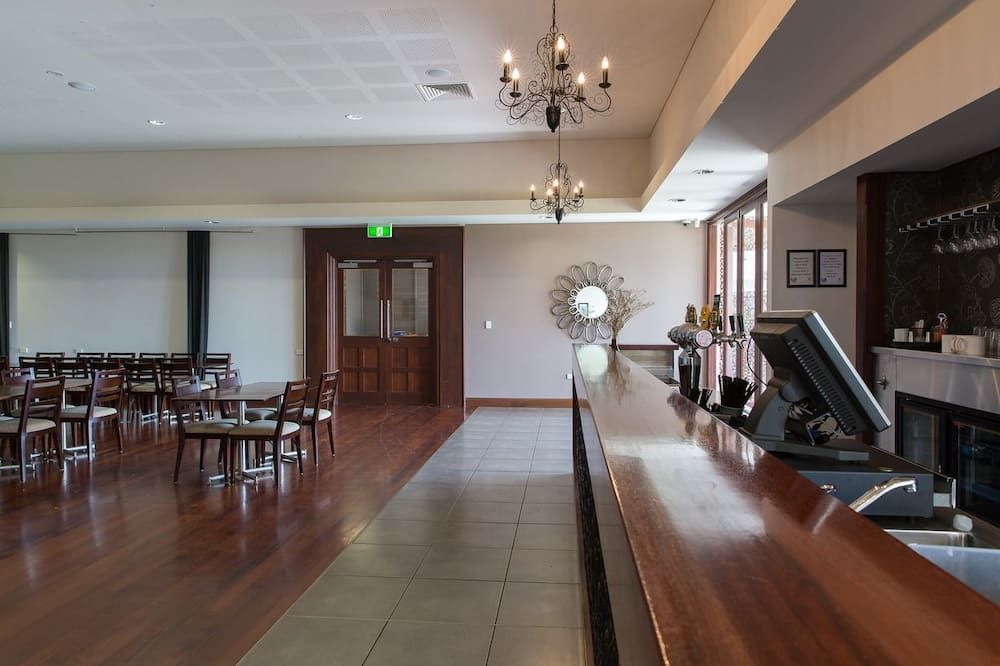 Merinda Village Hotel - Country Pub Stay - Bowen