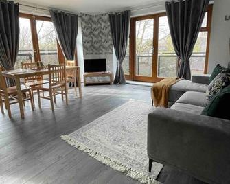 Modern Spacious Apartment - Thornton Heath - Living room