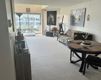 Shared space with owner, steps from the seawall with your own private washroom - Vancouver - Living room