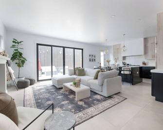 West Highlands 4 br/4.5 ba Modern Retreat with Mountain Views - Denver - Living room