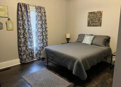 Lincoln House; Litchfield, Il; Pets Welcome - Litchfield - Bedroom