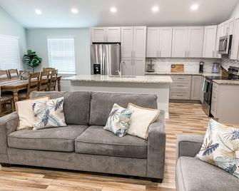 Gorgeous water front home with amazing views and fishing! - Brazoria - Living room