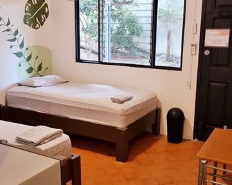 Pura Vida Mini Hostel - Tamarindo - Bedroom