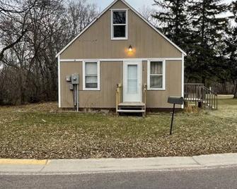 Sportsman's Country Lodge: The Bluegill - Ortonville - Building