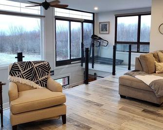 Beautiful retreat on 16 acres of tranquil views and trails, close to everything! - Meaford - Sala de estar